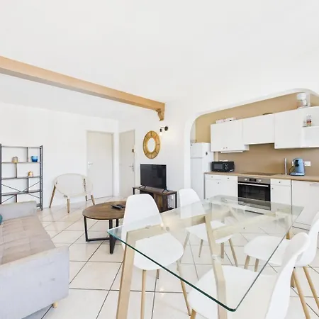 Bright Apartment, 3 Bedrooms 아파트 발랑스