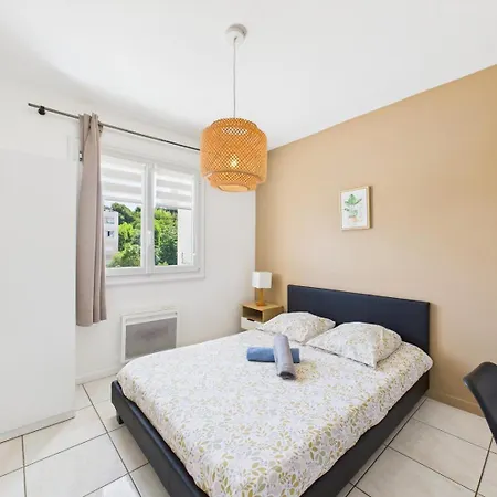 Bright Apartment, 3 Bedrooms 아파트 발랑스