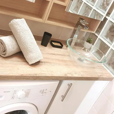 Bright Apartment, 3 Bedrooms 아파트 발랑스